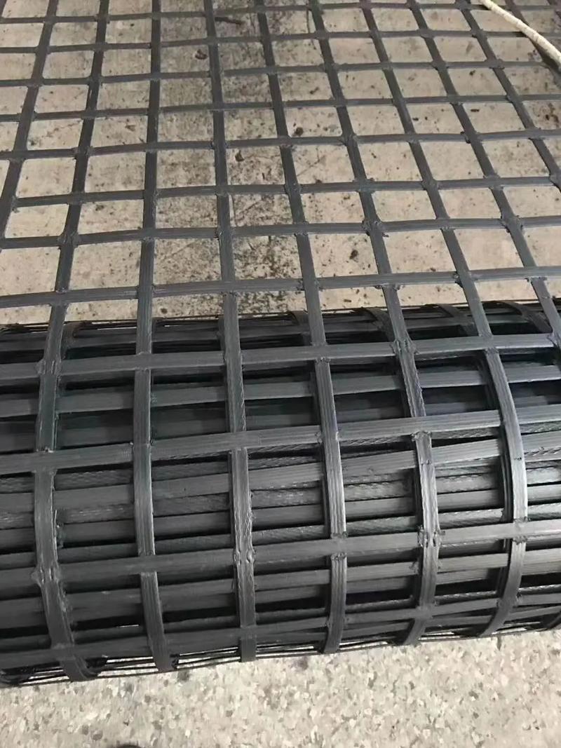 綜上所述,鋼塑土工格柵具有高強度,耐腐蝕,防滑,透水透氣,易